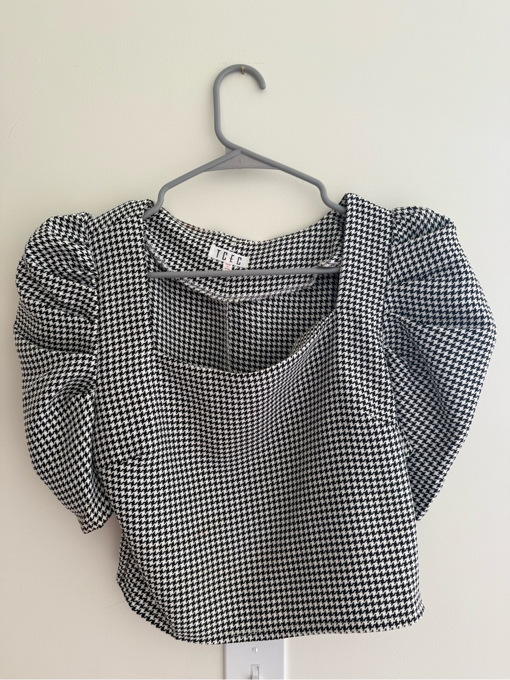 TCEC Black & White Houndstooth Puff-Sleeve Crop Top